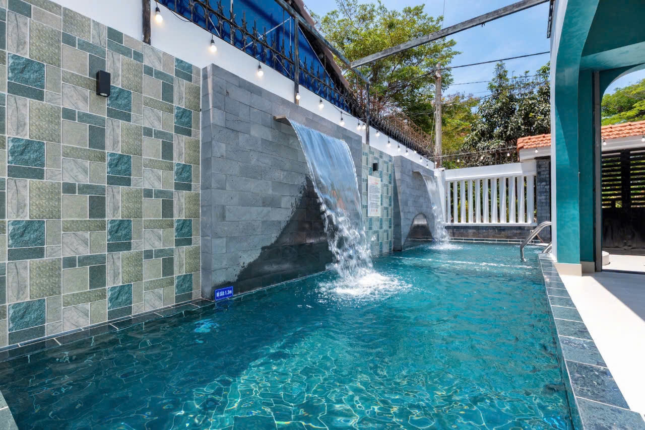 Villa E2 Phương Nam — hồ bơi jacuzzi thác nước đôi