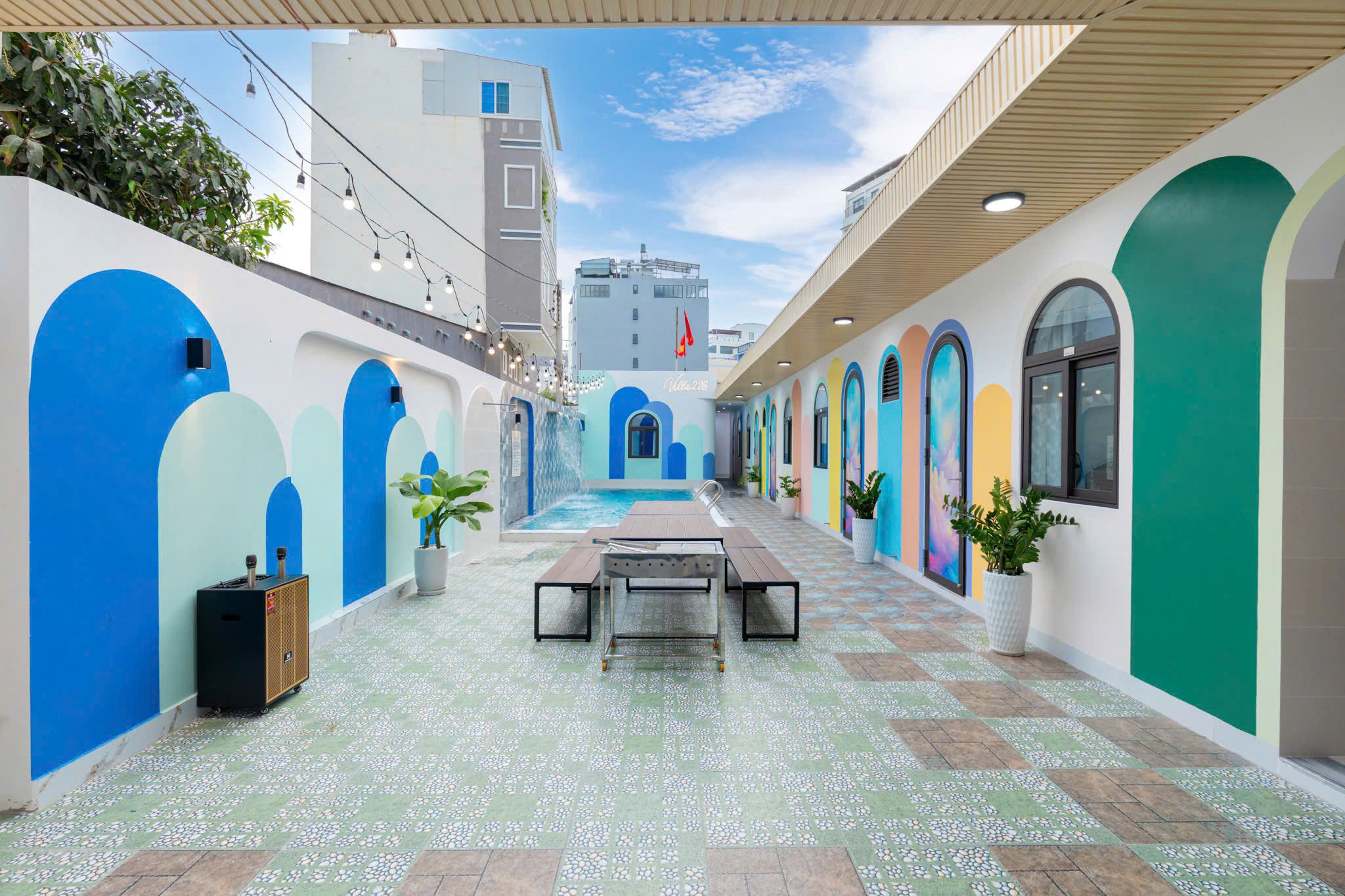 Villa 81 Thùy Vân — hồ bơi sân trong, vòm màu